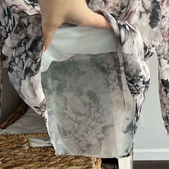 EUC H&M Gray Flora V-Neck Wrap Blouse Size 6/S - Picture 7 of 9